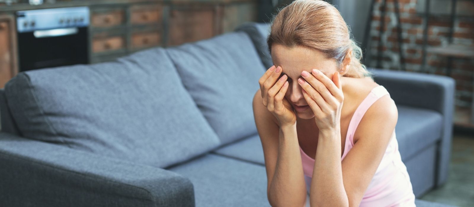 woman apologising conflict stress people pleasing